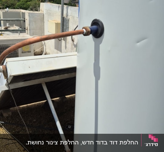 דוד שמש על גג עם צינור נחושת